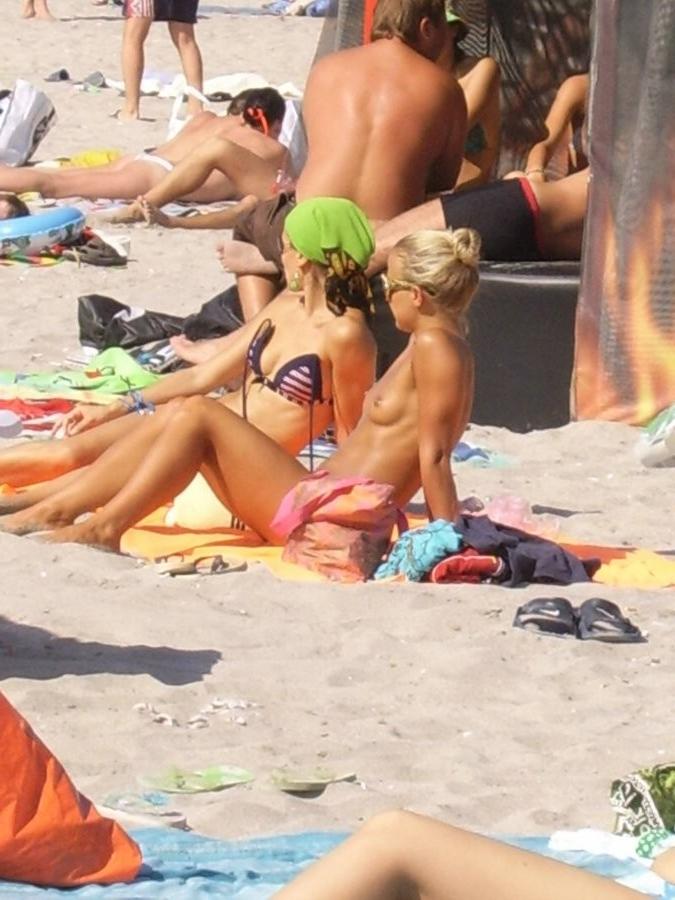 15P Skinny babe impresses the nude beach with her body