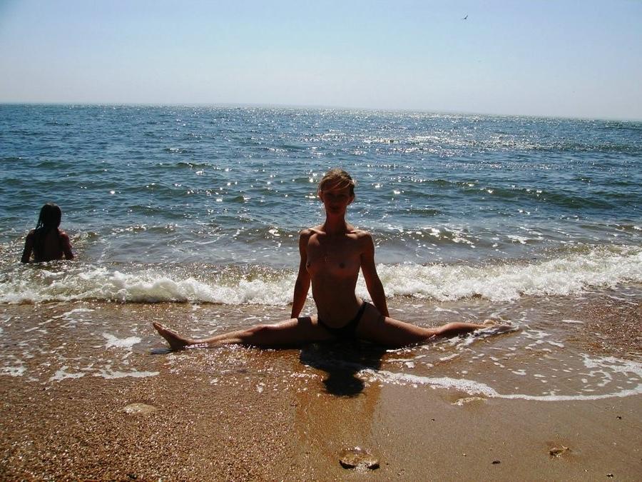 15P Skinny babe impresses the nude beach with her body