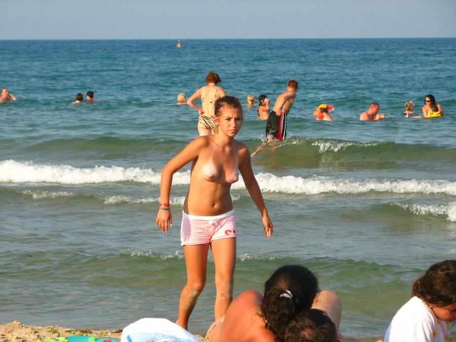15P Skinny babe impresses the nude beach with her body