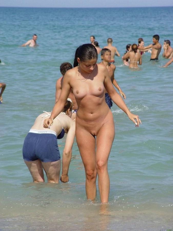 15P Skinny babe impresses the nude beach with her body