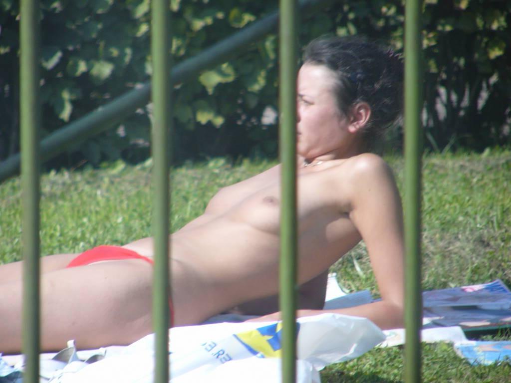 15P A pair of nudist teen friends steam up the beach