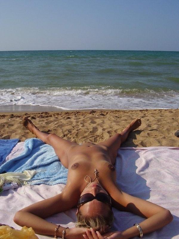 15P A pair of nudist teen friends steam up the beach