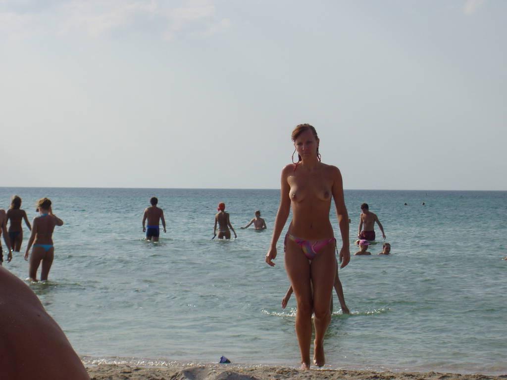 15P A pair of nudist teen friends steam up the beach