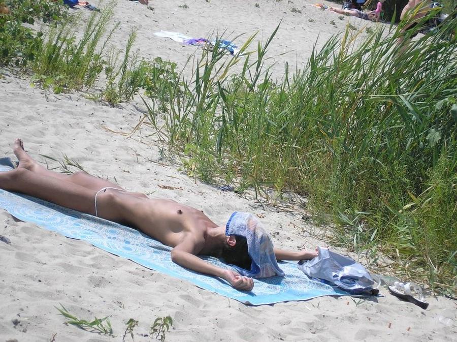 15P Teen nudists expose themselves at a public beach