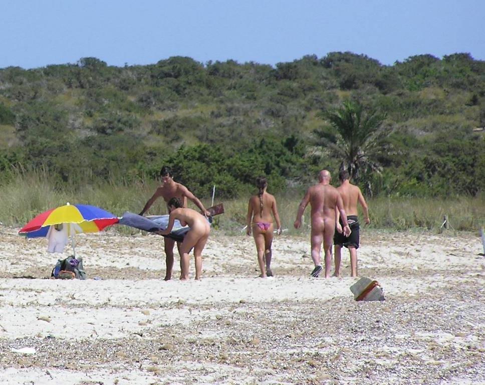 15P Teen nudists expose themselves at a public beach