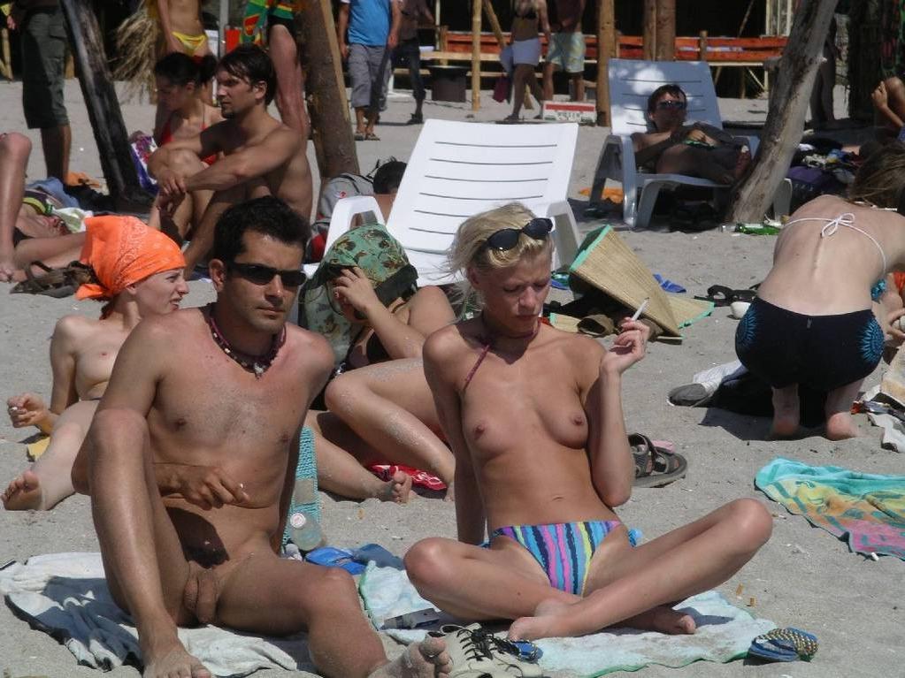 15P Teen nudists expose themselves at a public beach