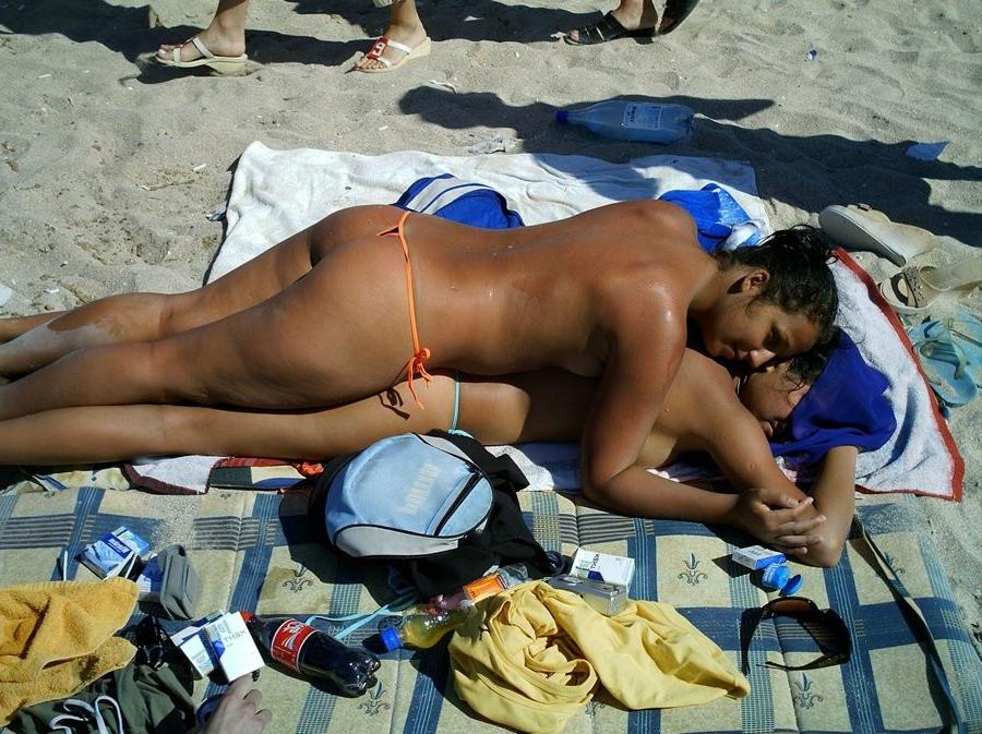 15P Teen nudists expose themselves at a public beach