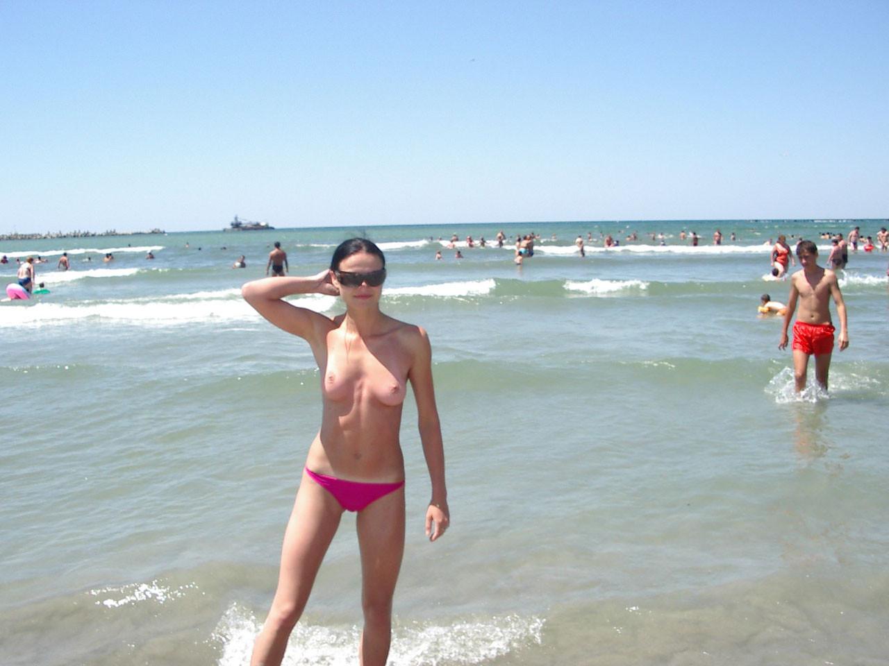 15P Blonde milf has some fun being nude on a public beach