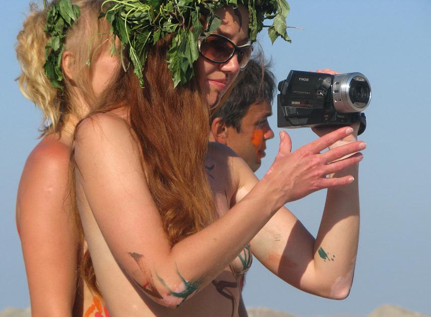 15P Heating up the beach by exposing her naked body