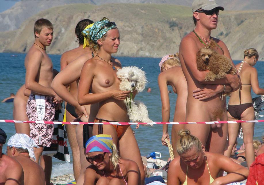 15P Heating up the beach by exposing her naked body