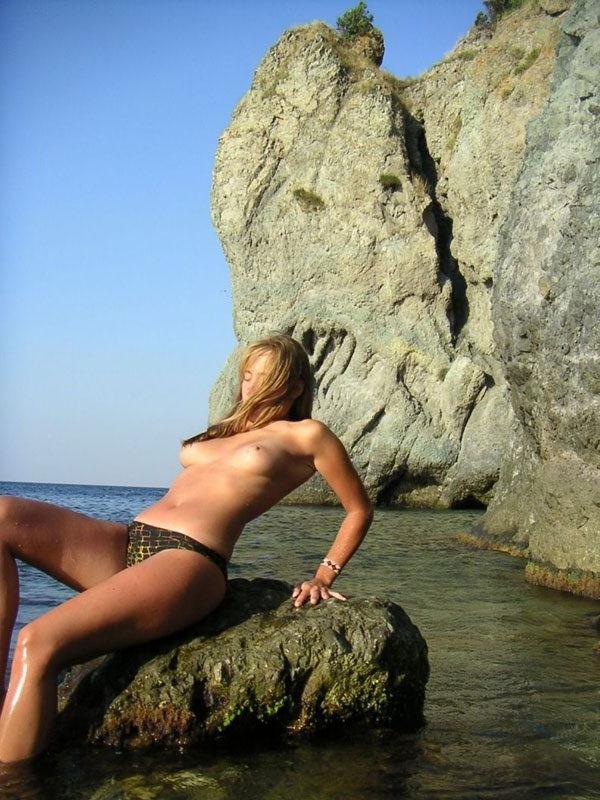 15P Hottie loves to expose her body at the nude beach