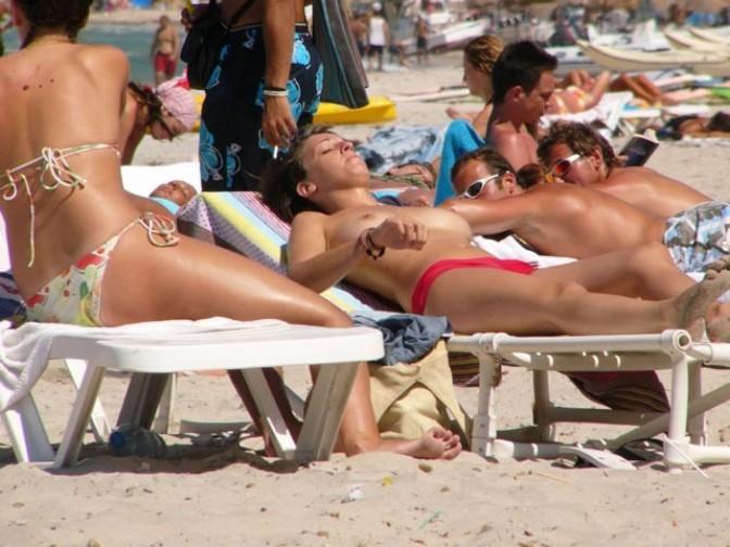 15P Young nudist shows off her slim body at the beach