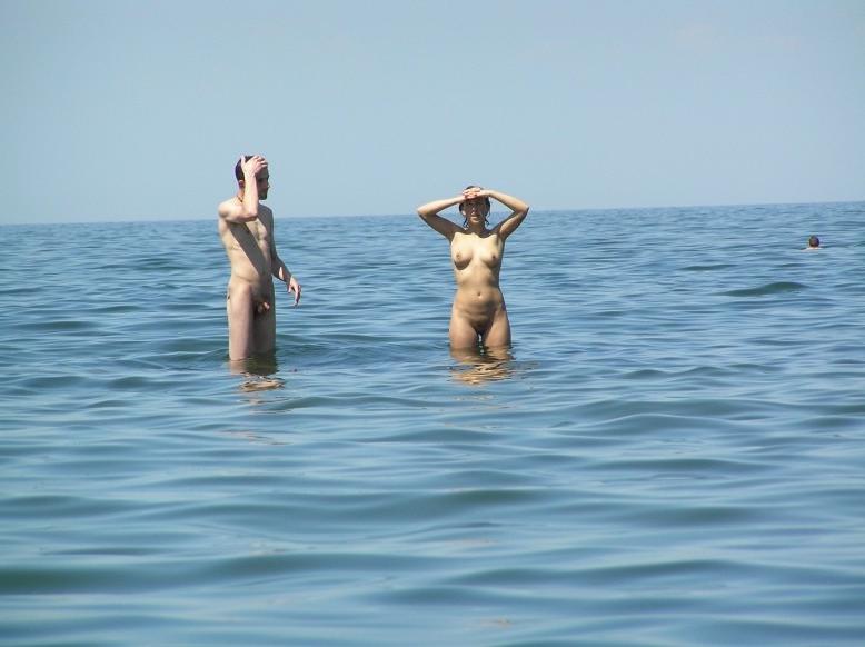 15P Young nudist shows off her slim body at the beach