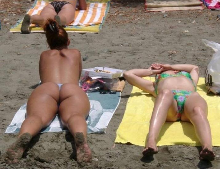 15P Two nudist friends get an even tan at the beach