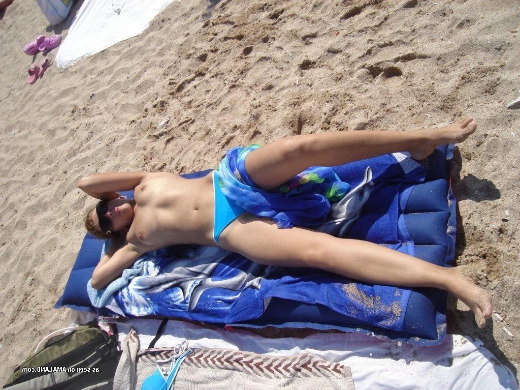 15P Amateur teenie girlfriend posing on topless beach