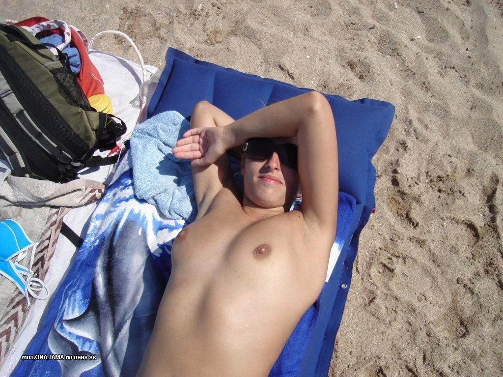 15P Amateur teenie girlfriend posing on topless beach