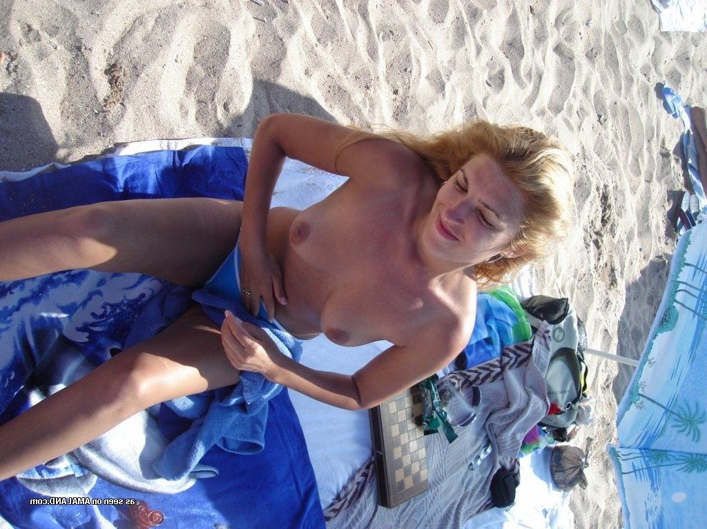 15P Amateur teenie girlfriend posing on topless beach
