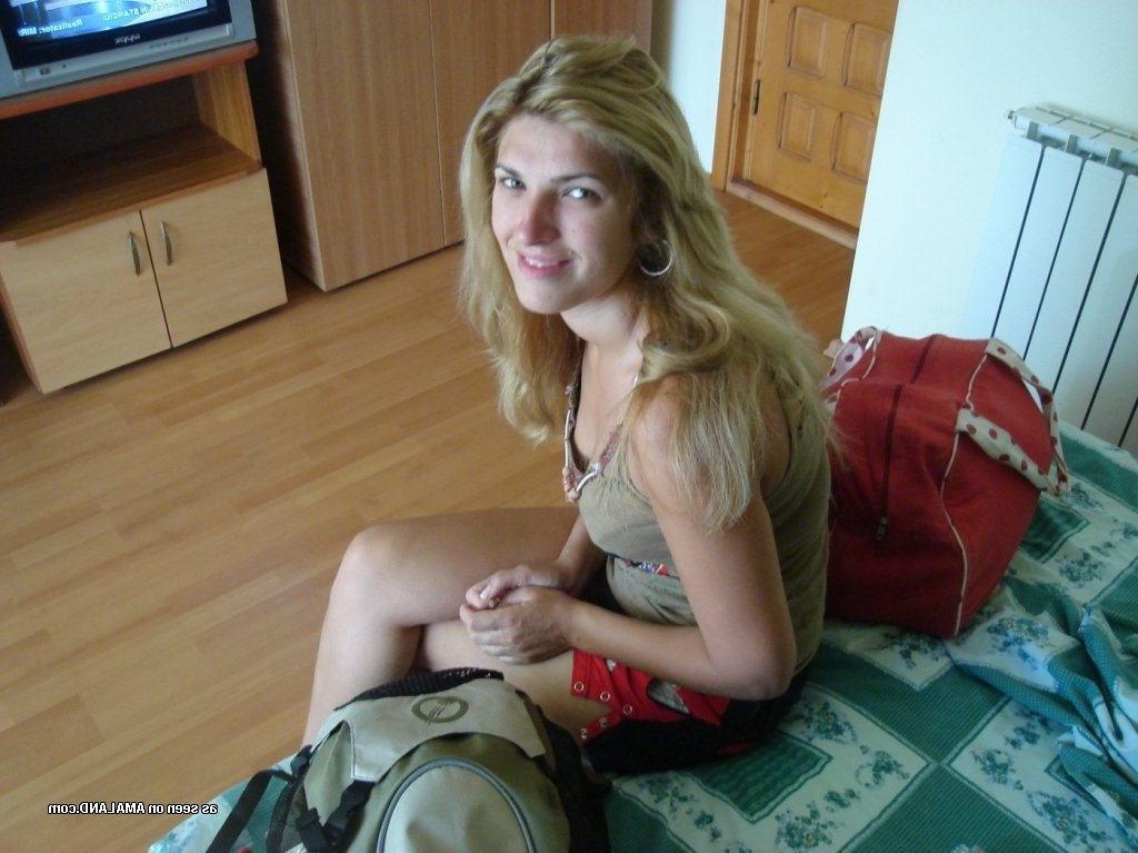 15P Amateur teenie girlfriend posing on topless beach