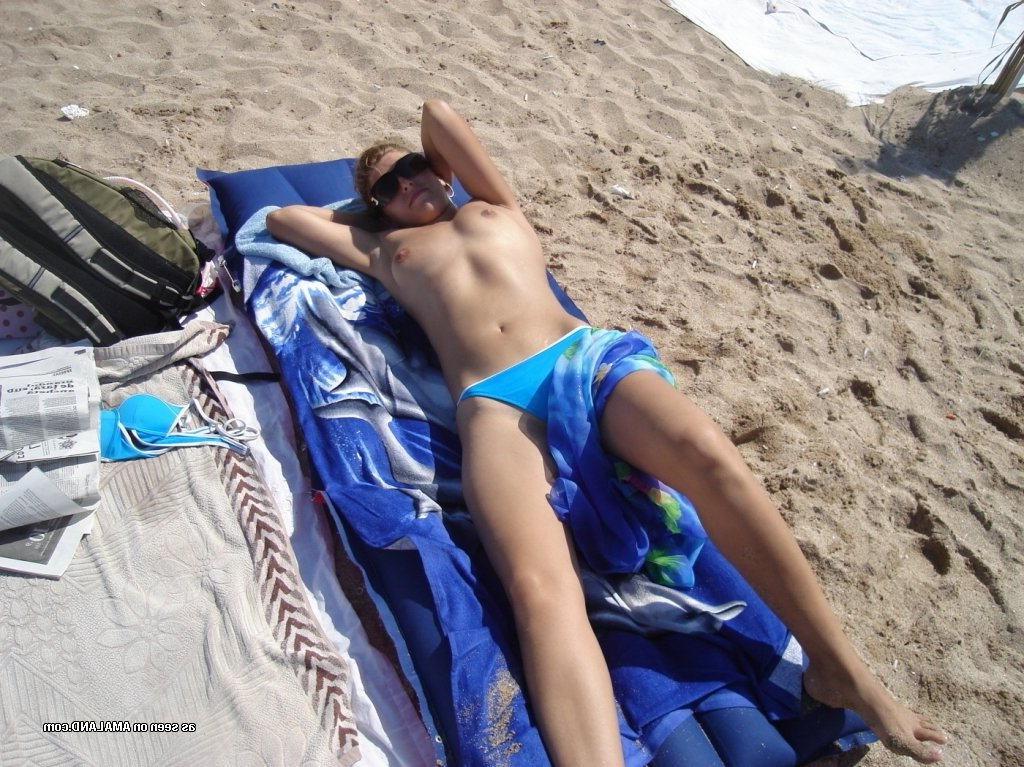 15P Amateur teenie girlfriend posing on topless beach