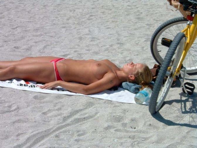 15P Hottie loves to expose her body at the nude beach