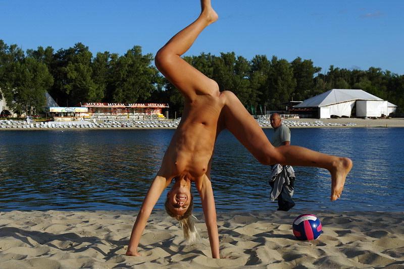 15P Blonde amazes the nude beach with her sexy body