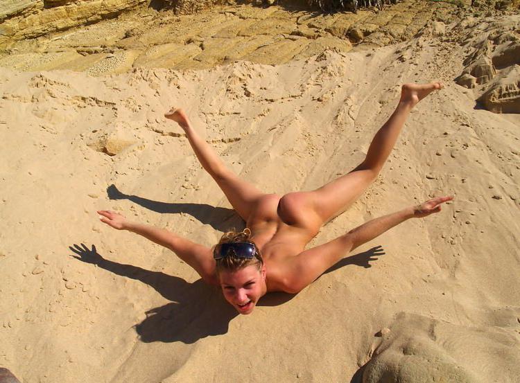15P Teen nudists expose themselves at a public beach