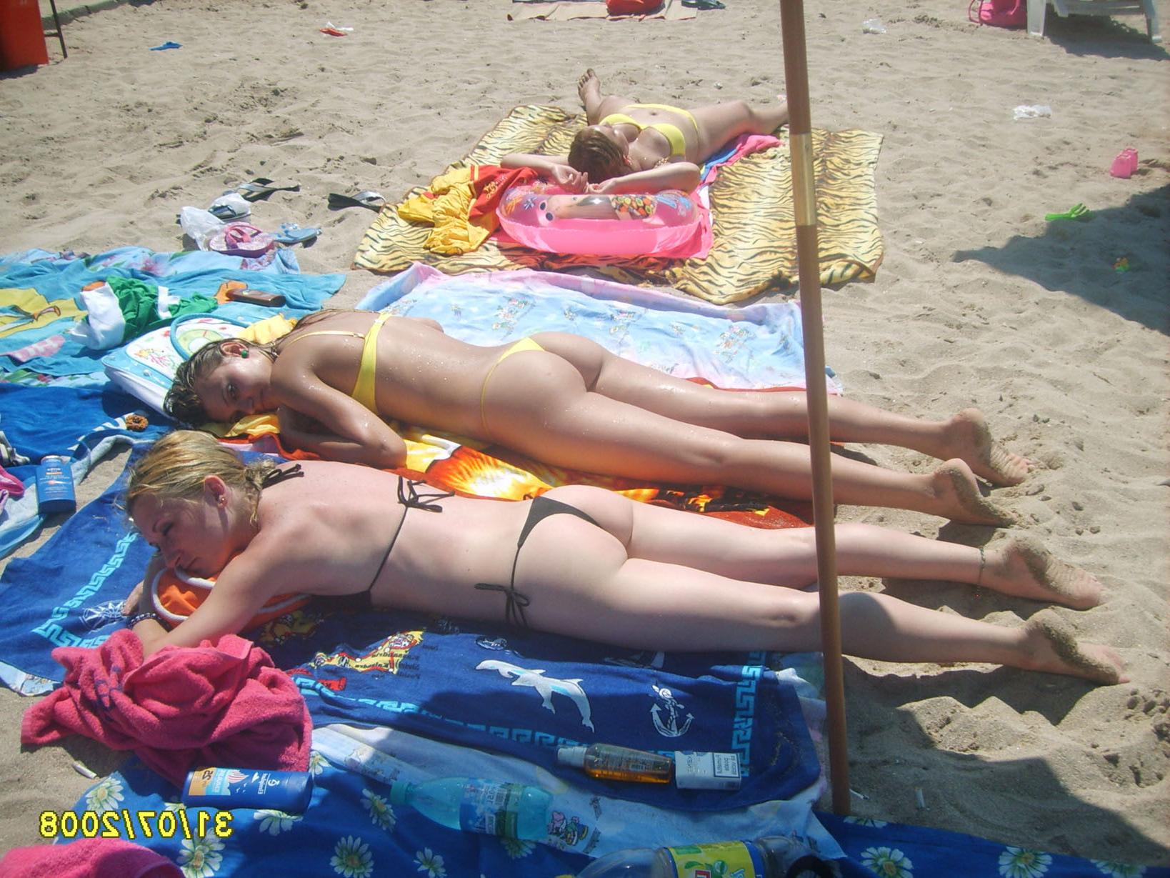 15P A pair of nudist teen friends steam up the beach