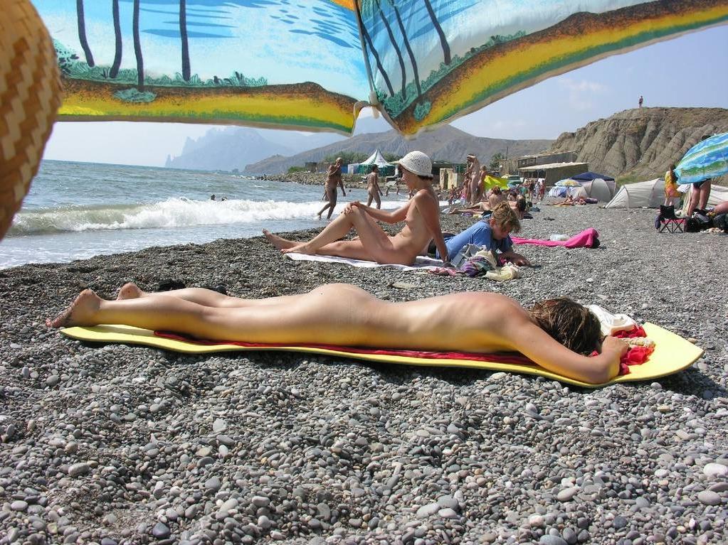 15P A pair of nudist teen friends steam up the beach