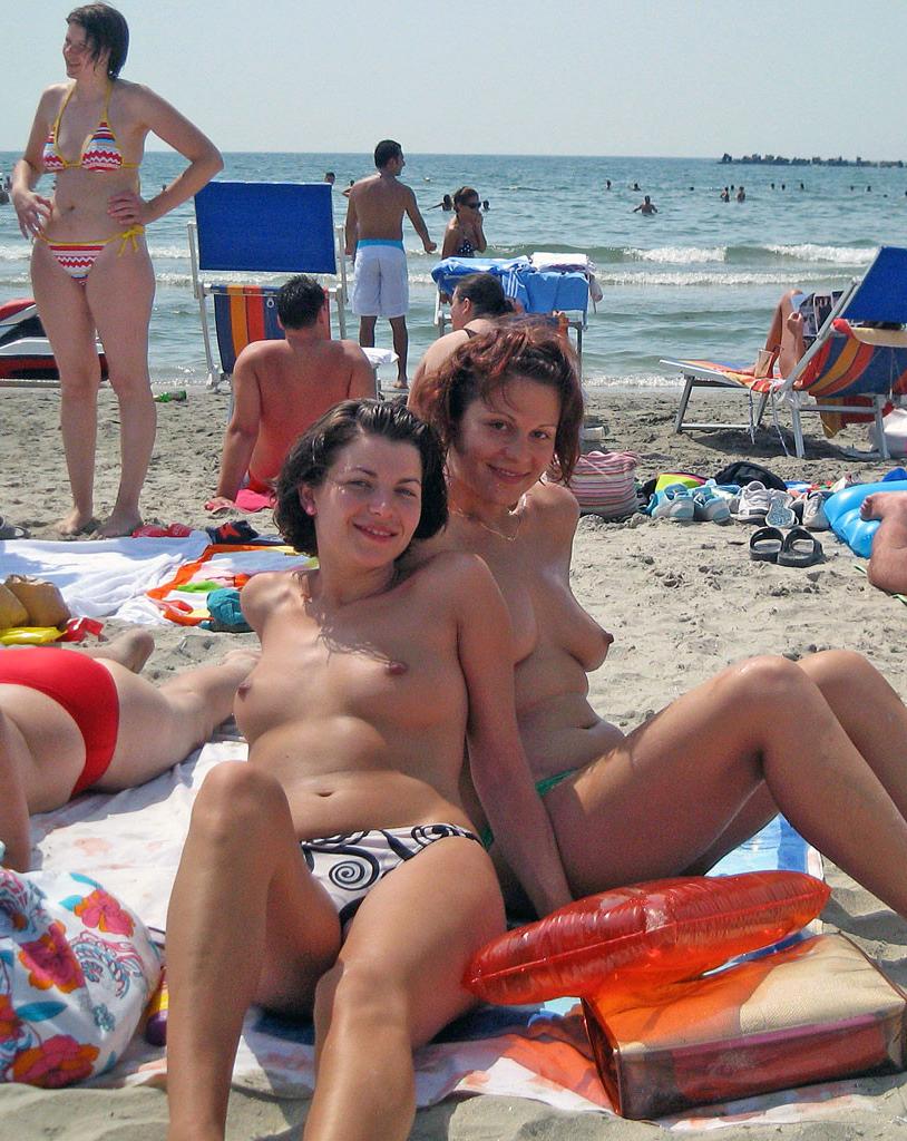 15P This busty nudist strips bare at a public beach