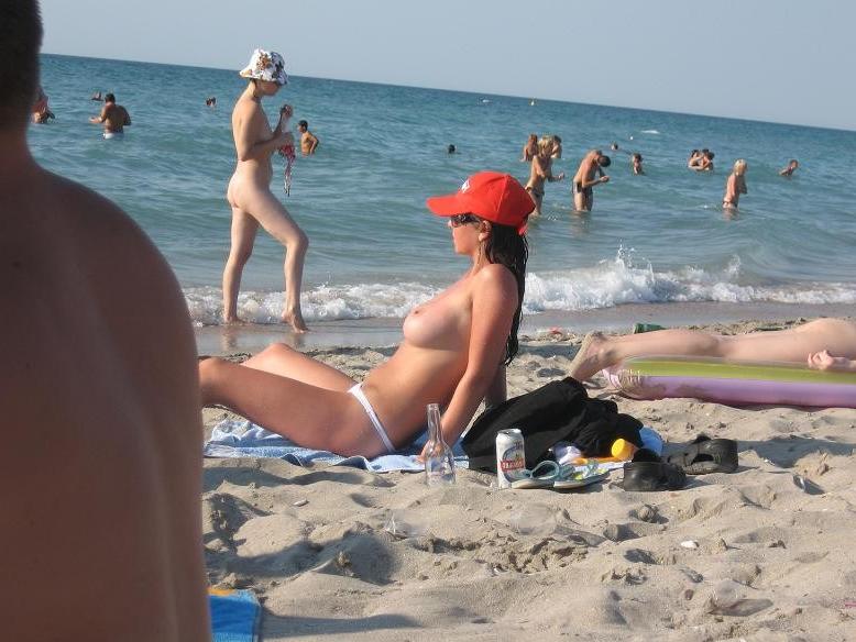 15P Young nudist shows off her slim body at the beach