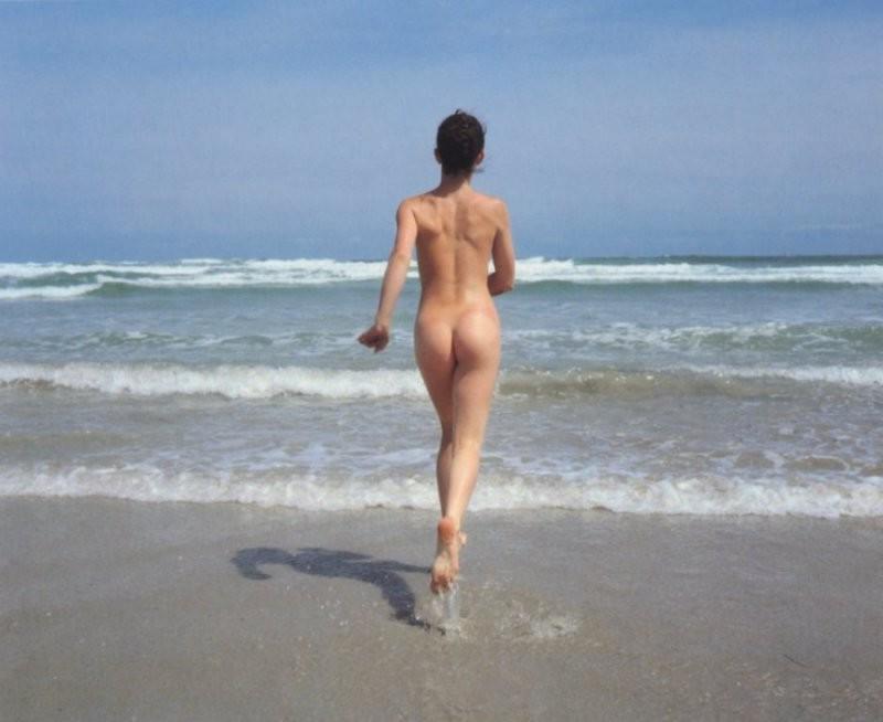 15P Young nudist shows off her slim body at the beach