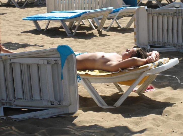15P Young nudist shows off her slim body at the beach