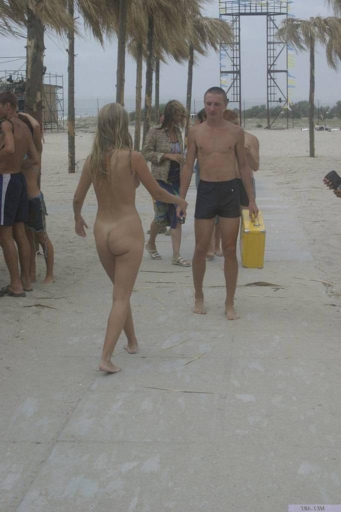 15P Young nudist shows off her slim body at the beach
