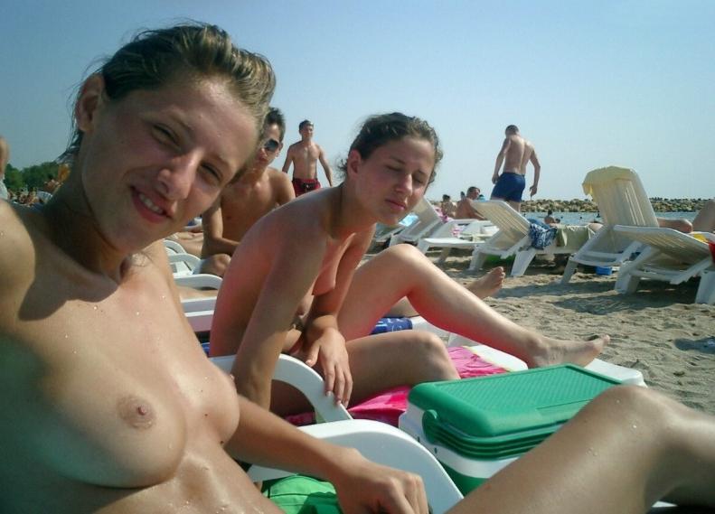 15P Young nudist shows off her slim body at the beach