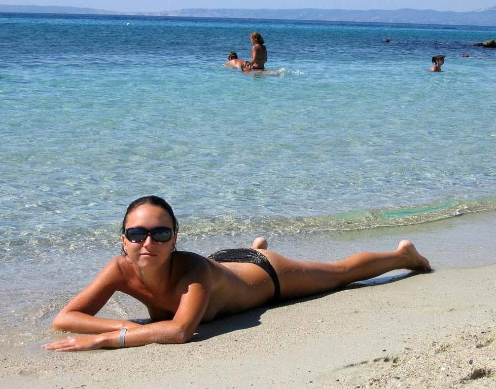 15P Nudist teen not shy about posing nude at the beach