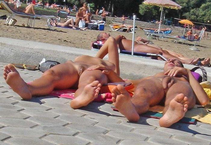 15P Nudist teen not shy about posing nude at the beach