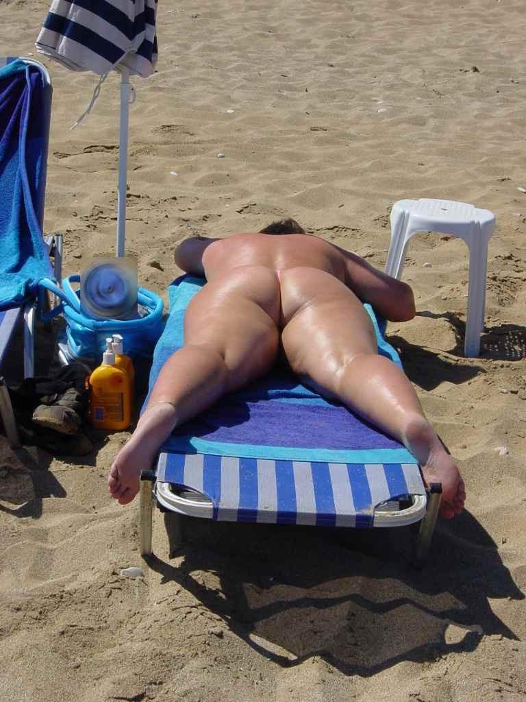 15P Perky breasted beach babe shows off her nude body
