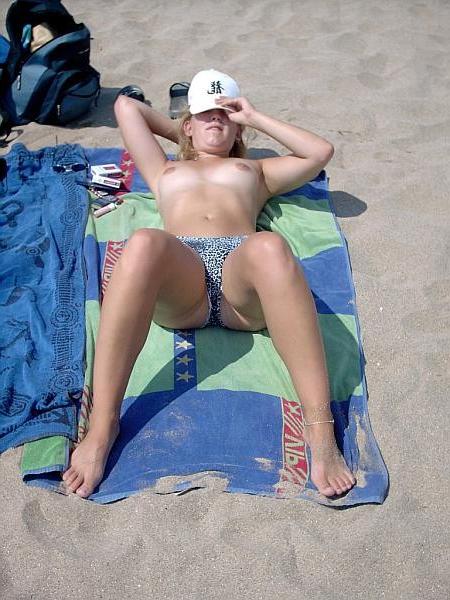 15P Hottie loves to expose her body at the nude beach