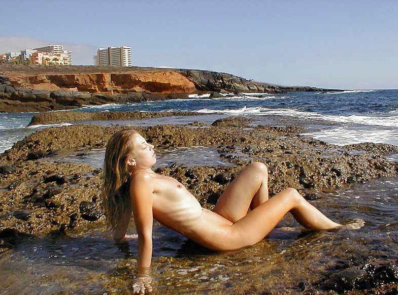 15P Amateur couple posing nude at a public beach