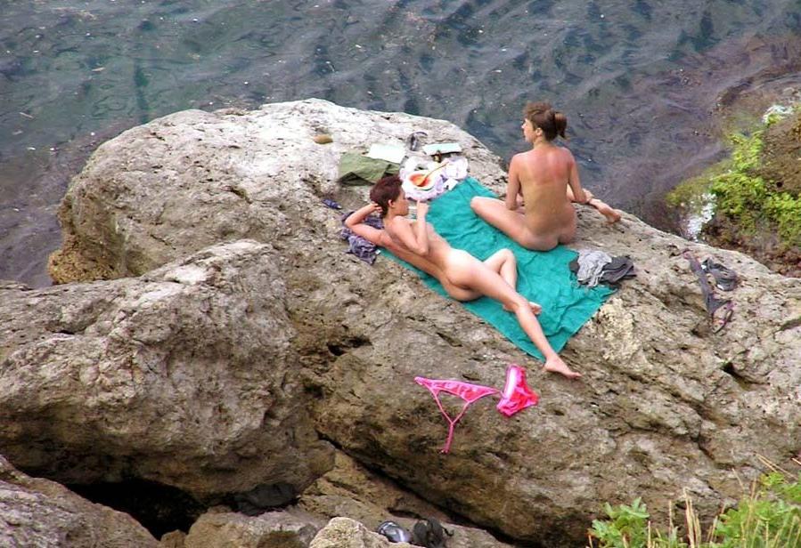 15P Amateur couple posing nude at a public beach