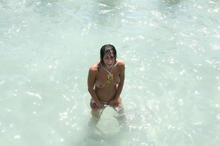 15P Amateur couple posing nude at a public beach