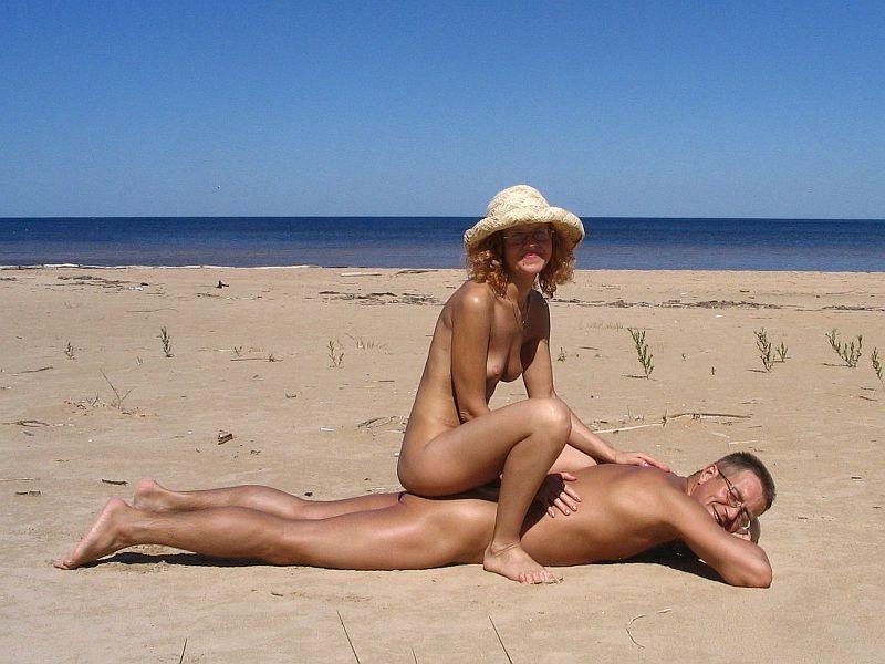 15P Amateur couple posing nude at a public beach