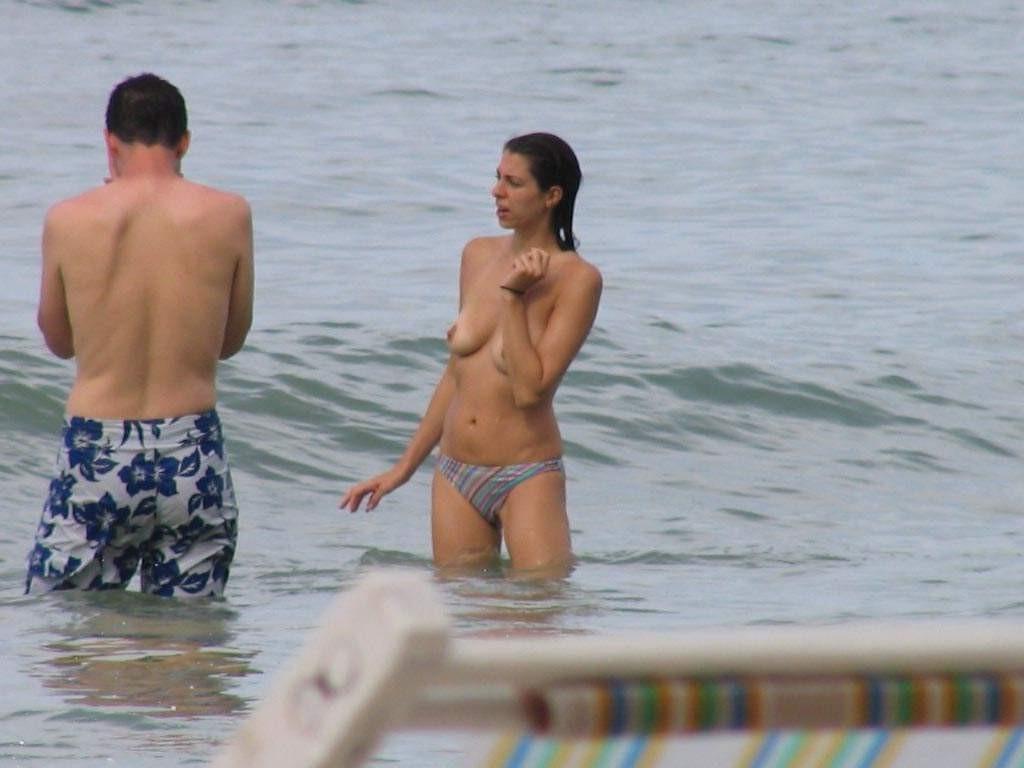 15P Amateur couple posing nude at a public beach