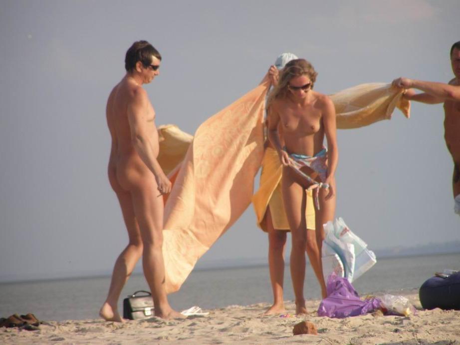 15P Amateur couple posing nude at a public beach