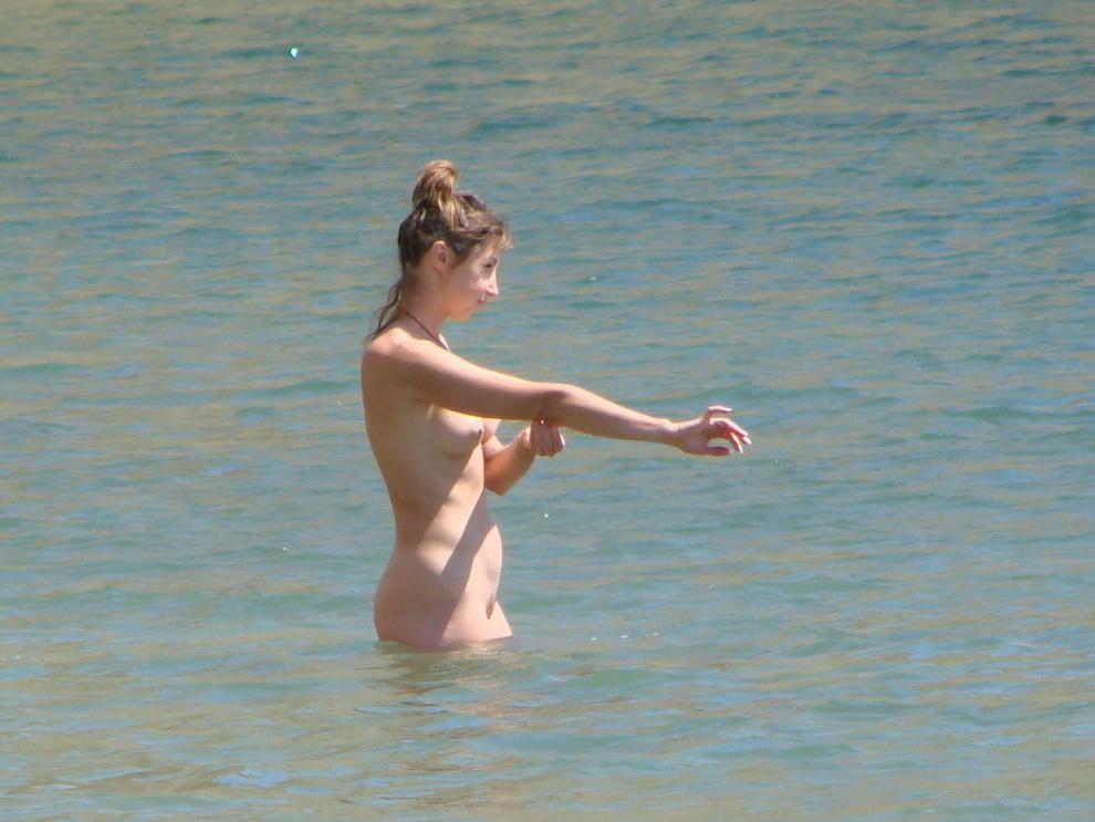 15P She's not shy about exposing herself at the beach