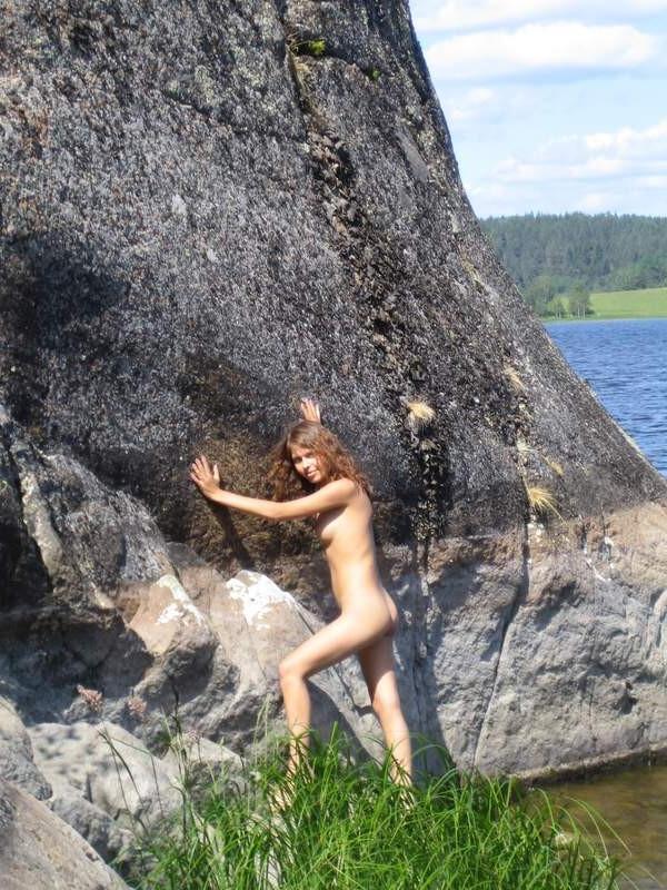 15P Für zwei nackte Teenager ist es einfach, am Strand Spaß zu haben