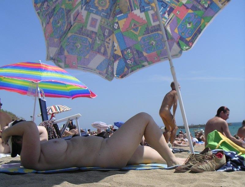 15P Für zwei nackte Teenager ist es einfach, am Strand Spaß zu haben