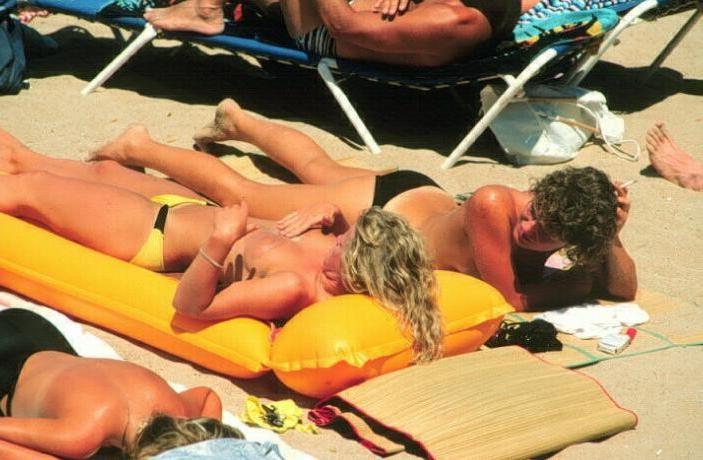 15P Für zwei nackte Teenager ist es einfach, am Strand Spaß zu haben