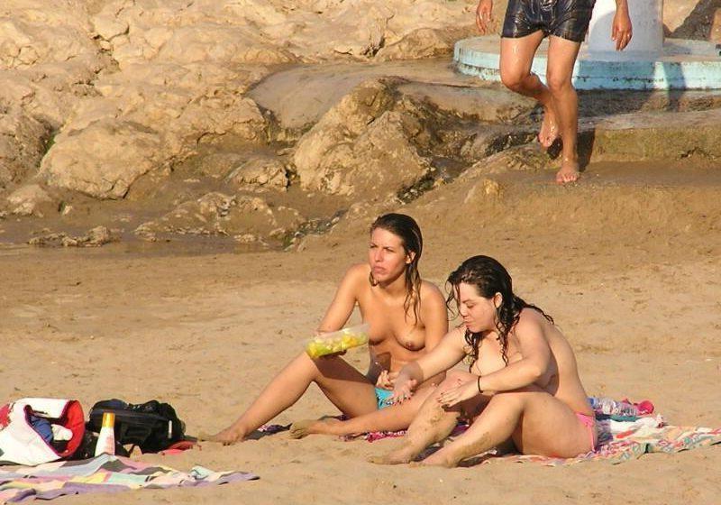 15P Für zwei nackte Teenager ist es einfach, am Strand Spaß zu haben