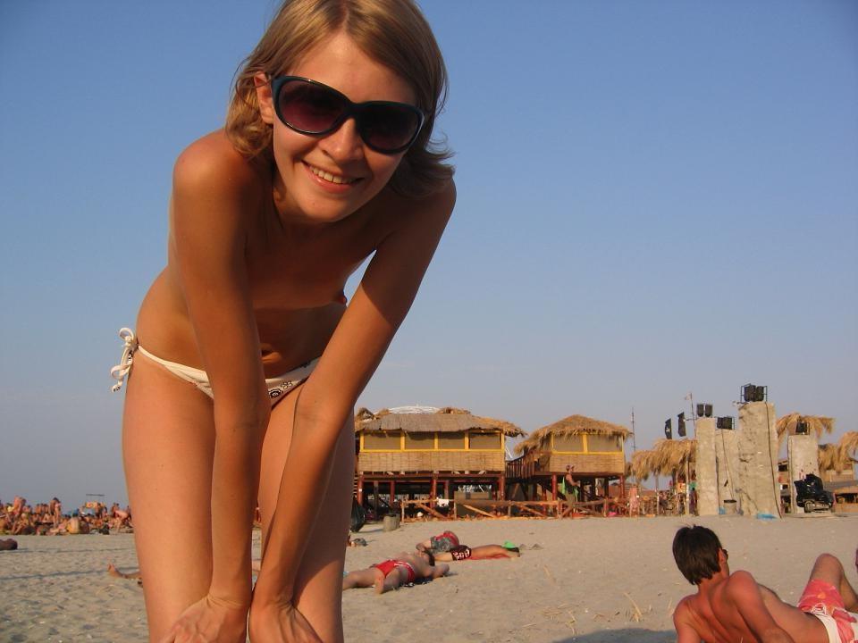 15P Amateur teen GF poses nude on a beach and gives blowjob to BF